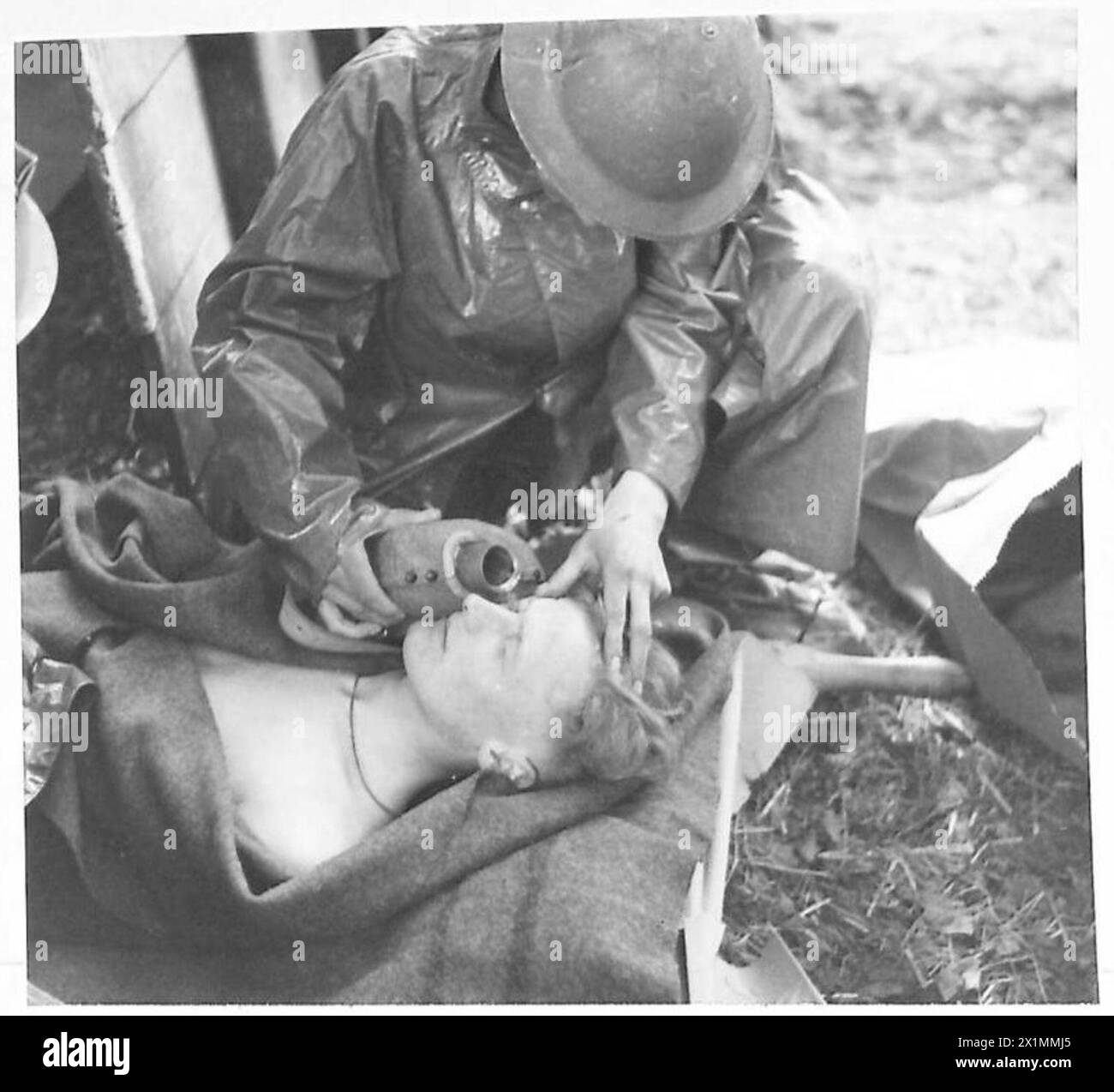 In una stazione di medicazione avanzata, viene eseguita una procedura medica per lavare i residui di gas di senape dall'occhio di un soldato, parte del trattamento della guerra chimica. Foto Stock In una stazione di medicazione avanzata, viene eseguita una procedura medica per lavare i residui di gas di senape dall'occhio di un soldato, parte del trattamento della guerra chimica. Foto Stock