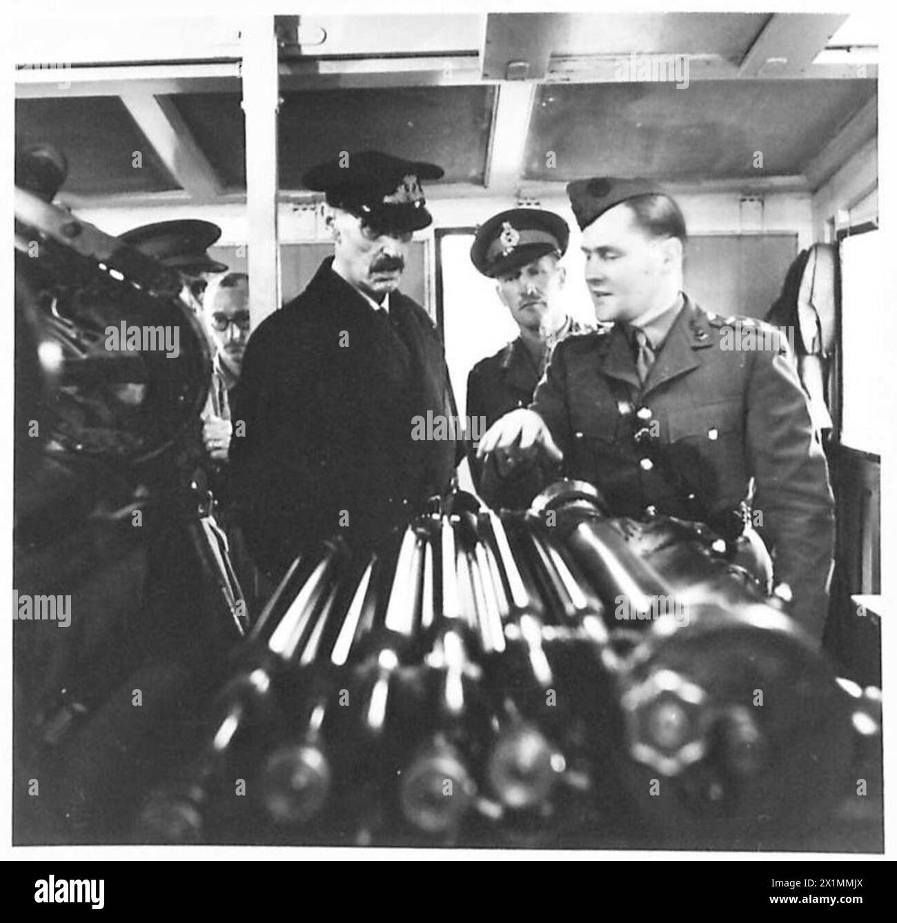 Il re norvegese H.M. Haakon ispeziona una macchina mobile per la stampa di mappe durante una visita alla Royal Engineers Survey Company in Scozia sotto la supervisione dell'esercito britannico. Foto Stock