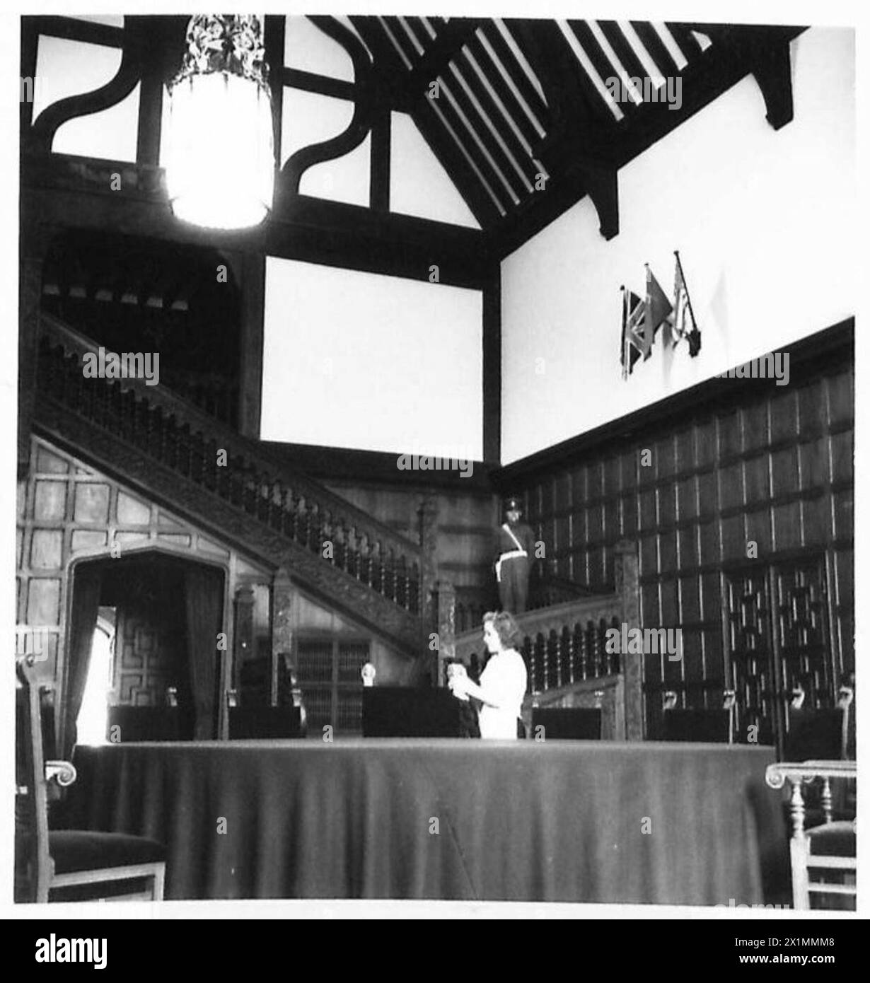 Una ragazza russa assiste nella preparazione della sala conferenze per la Big Three Conference, sotto la supervisione dell'esercito britannico, 21st Army Group. Foto Stock