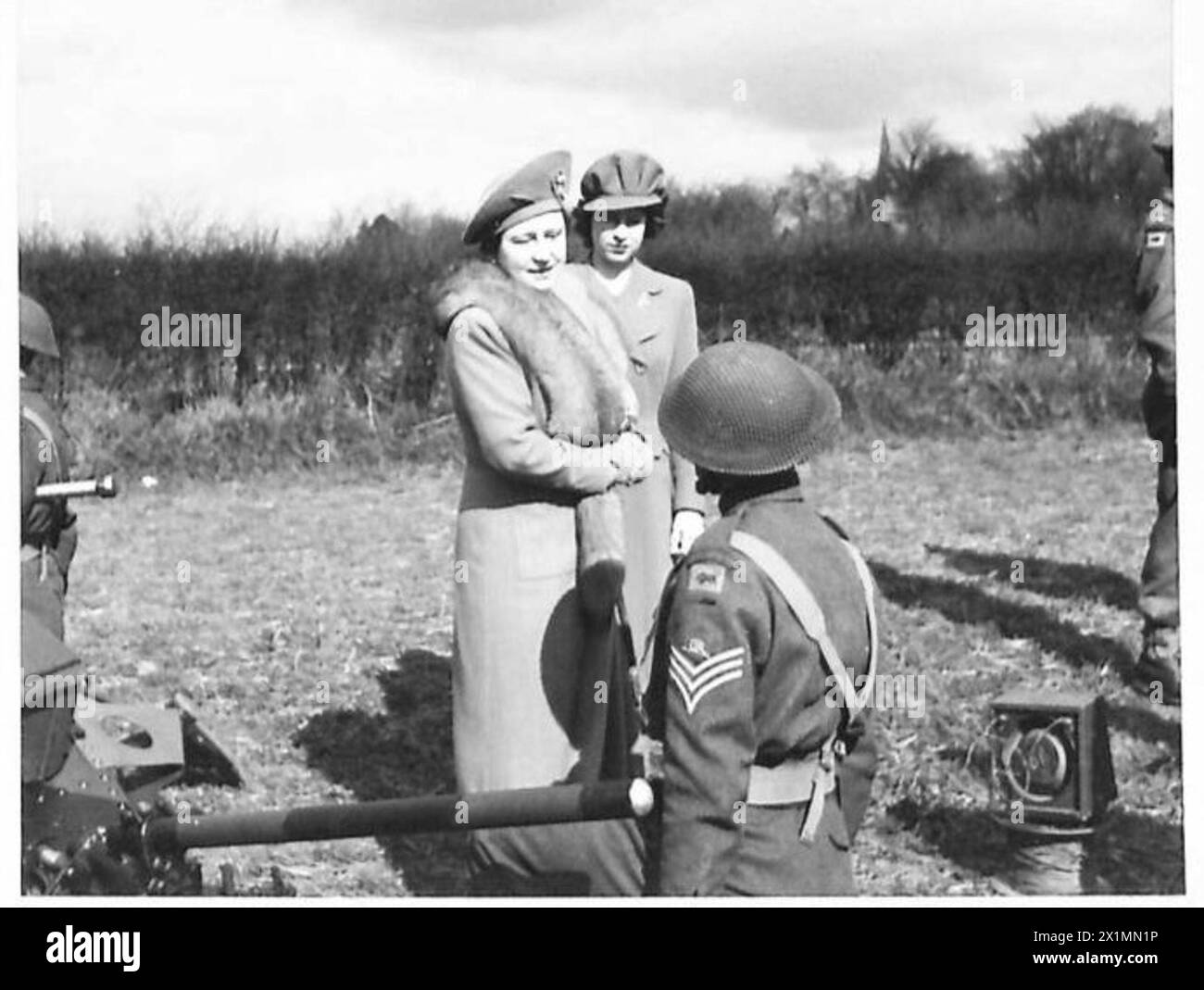 Sua Maestà parla con il sergente A.A. Scot dell'esercito britannico durante una visita reale. Foto Stock
