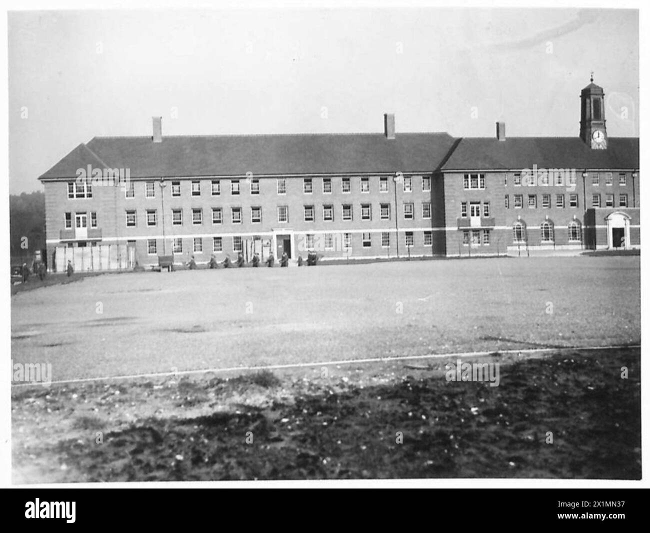Vista panoramica degli edifici dell'esercito britannico nell'Aldershot Command, incluso il Sandhurst Block a Mitchett, che mostra le infrastrutture militari e le sistemazioni. Foto Stock