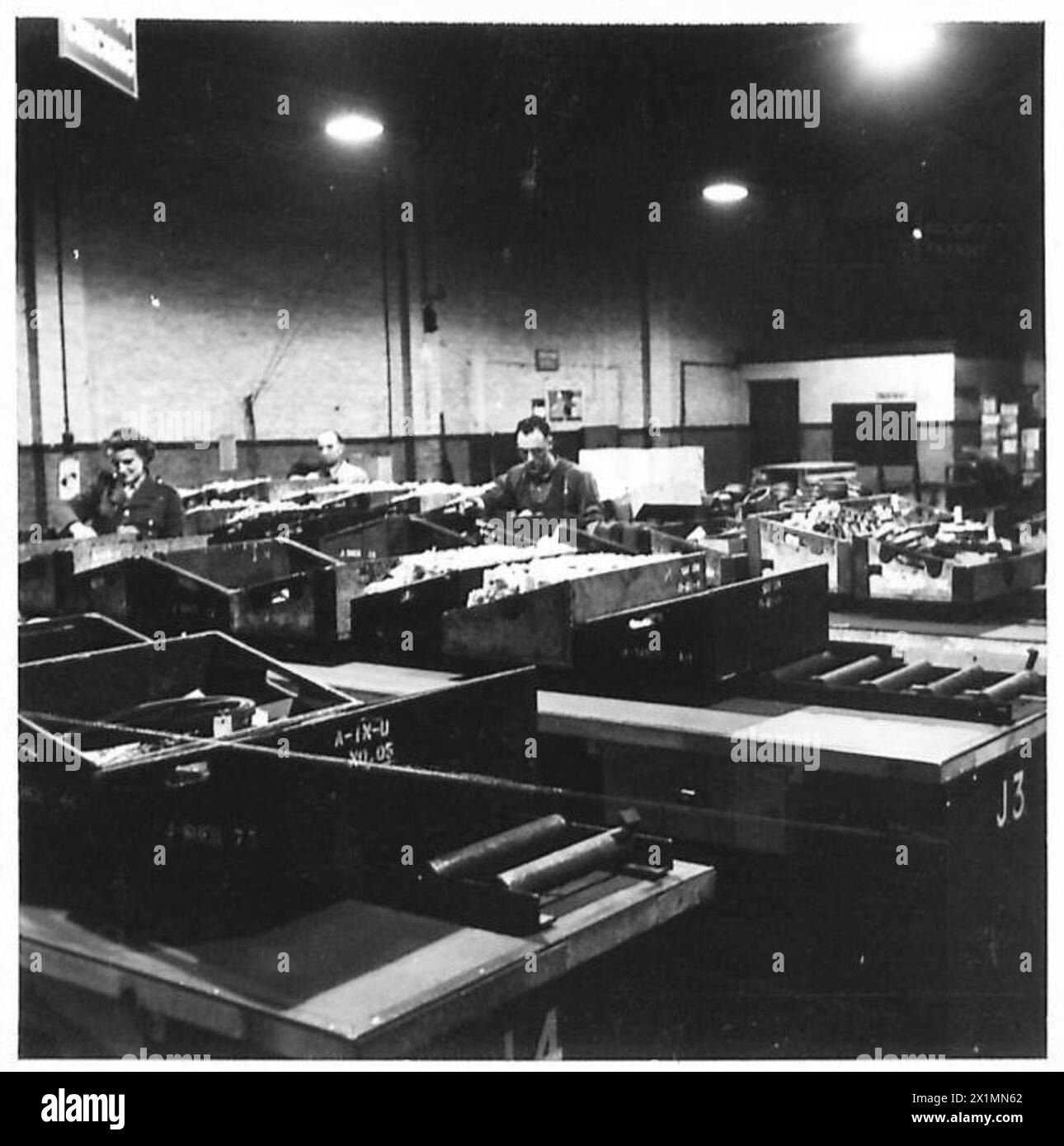 L'illuminazione è organizzata nell'area di ricevimento di una struttura dell'esercito britannico per garantire la visibilità del personale e delle operazioni. Foto Stock