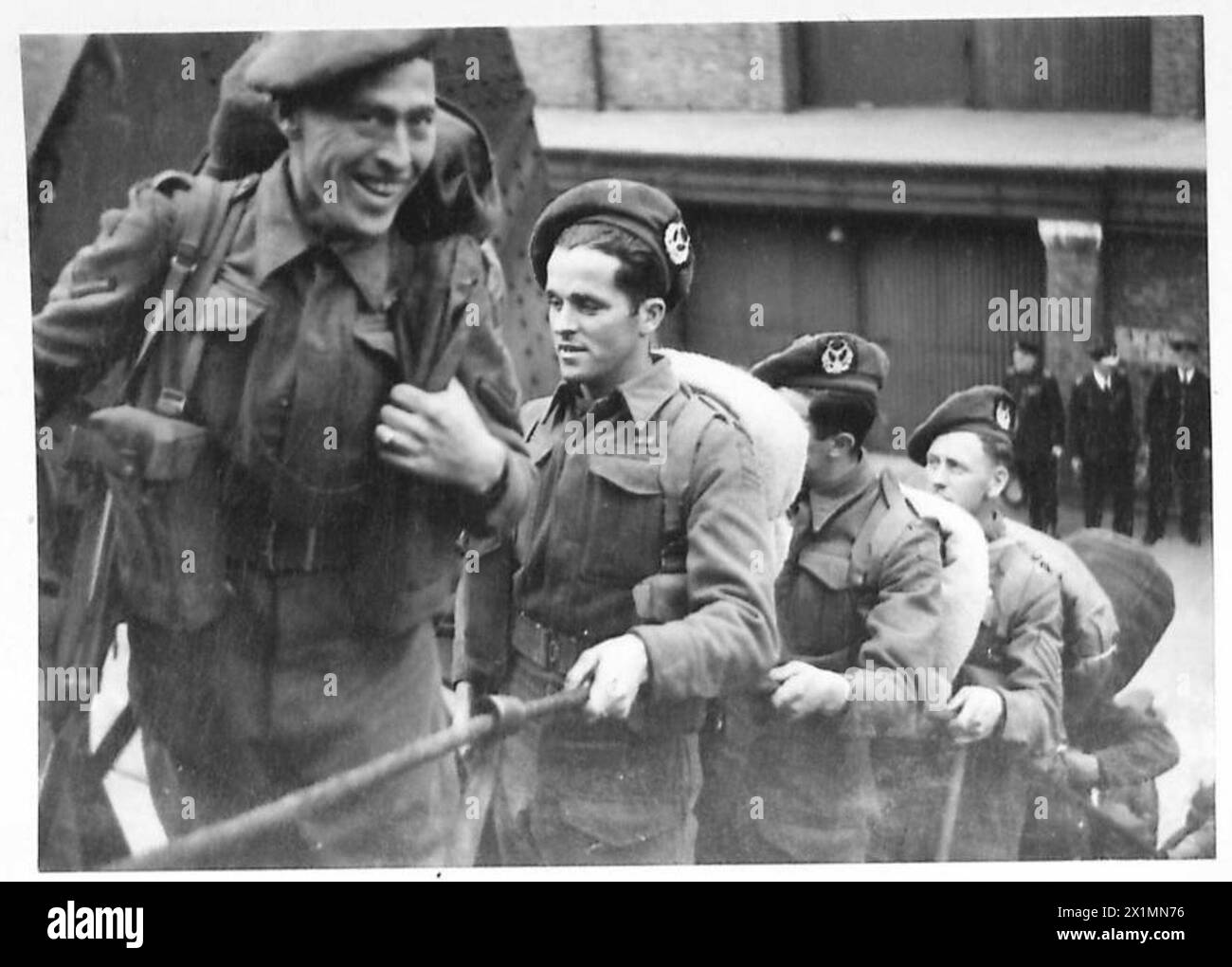 Le truppe della 51st Highland Division si imbarcarono su una nave presso East India Docks, Londra, il 3 giugno 1944, come parte dei preparativi alleati per le operazioni del D-Day nella seconda guerra mondiale Foto Stock