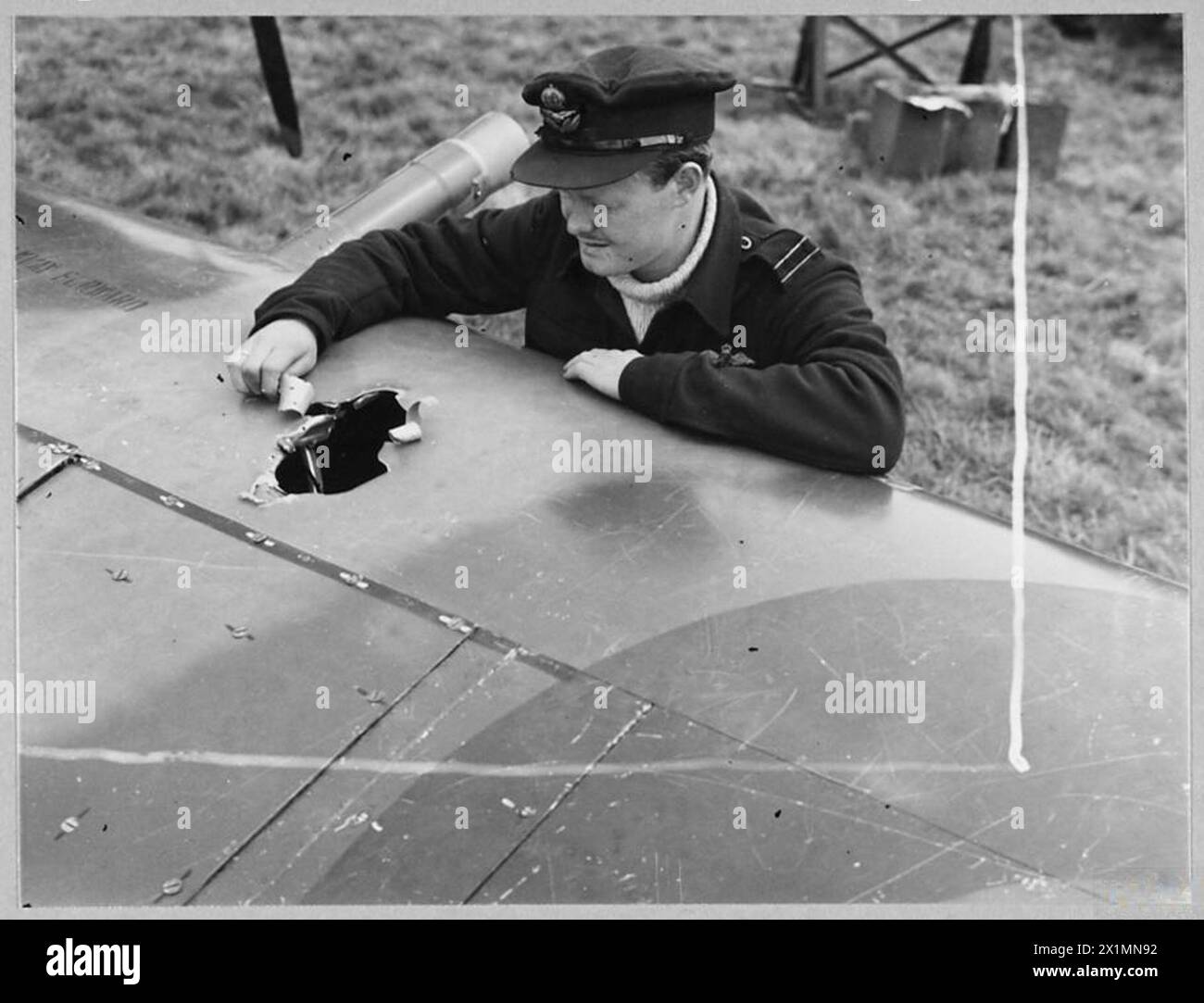 Il 21 novembre 1944, il leader dello Squadron Ernest Esau, DFC, un pilota australiano di 26 anni ed ex ingegnere, guidò i bombardieri Spitfire in un attacco su un sito di lancio e stoccaggio V-2 nei Paesi Bassi, ispezionando i suoi aerei dopo precedenti operazioni nella Francia settentrionale prima del D-Day. Foto Stock