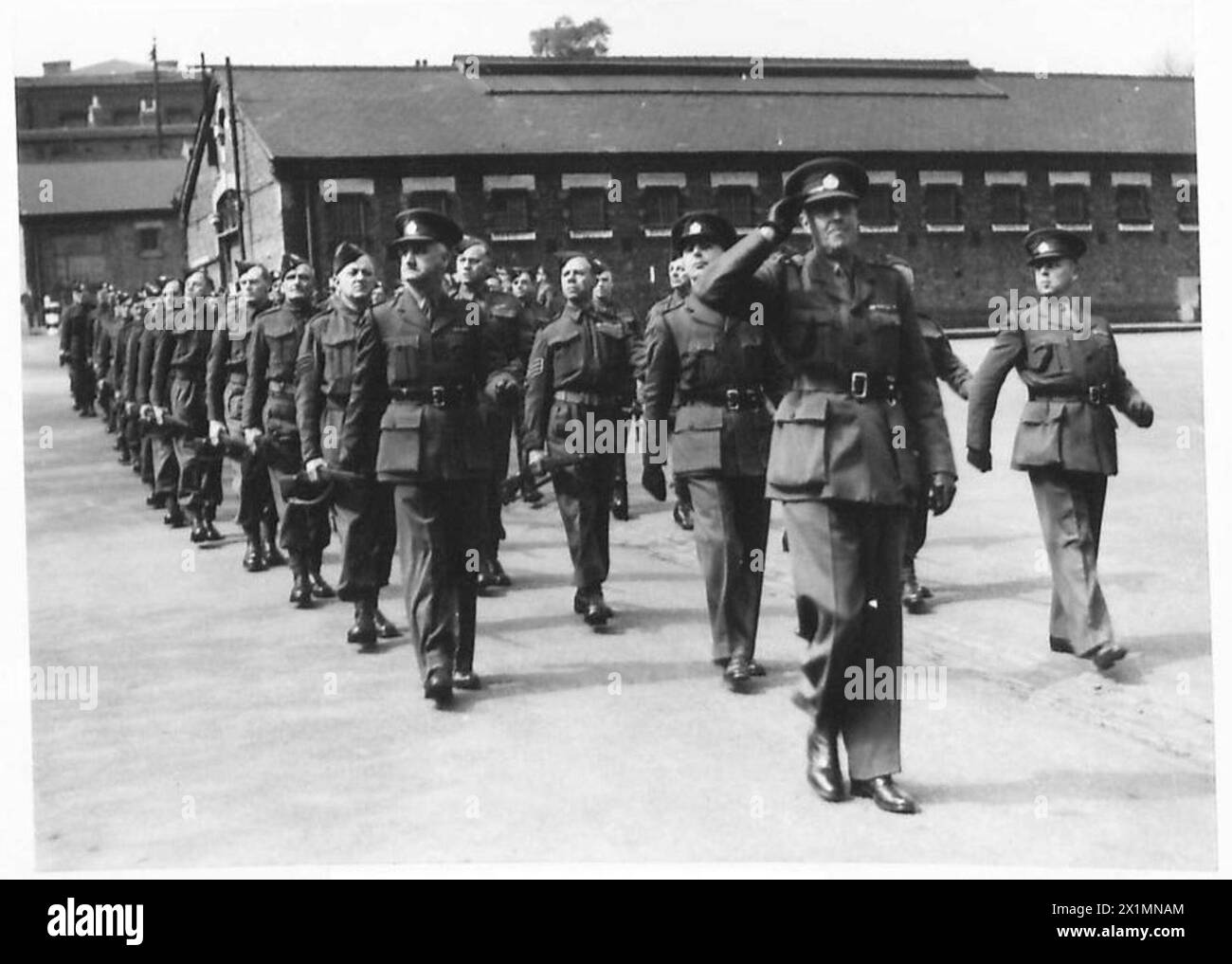 I membri del battaglione di difesa interna della Rifle Brigade marciano oltre il brigadiere durante un'ispezione annuale da parte dell'esercito britannico. Foto Stock