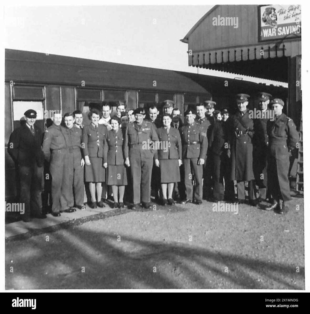Il generale Montgomery è raffigurato con lo staff del suo treno speciale a Birmingham, British Army. Foto Stock