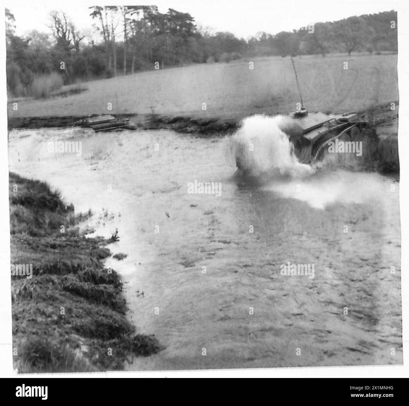 I carri armati Cruiser dell'esercito britannico attraversano un fiume durante un'esercitazione, dimostrando le capacità di mobilità dell'acqua. Foto Stock