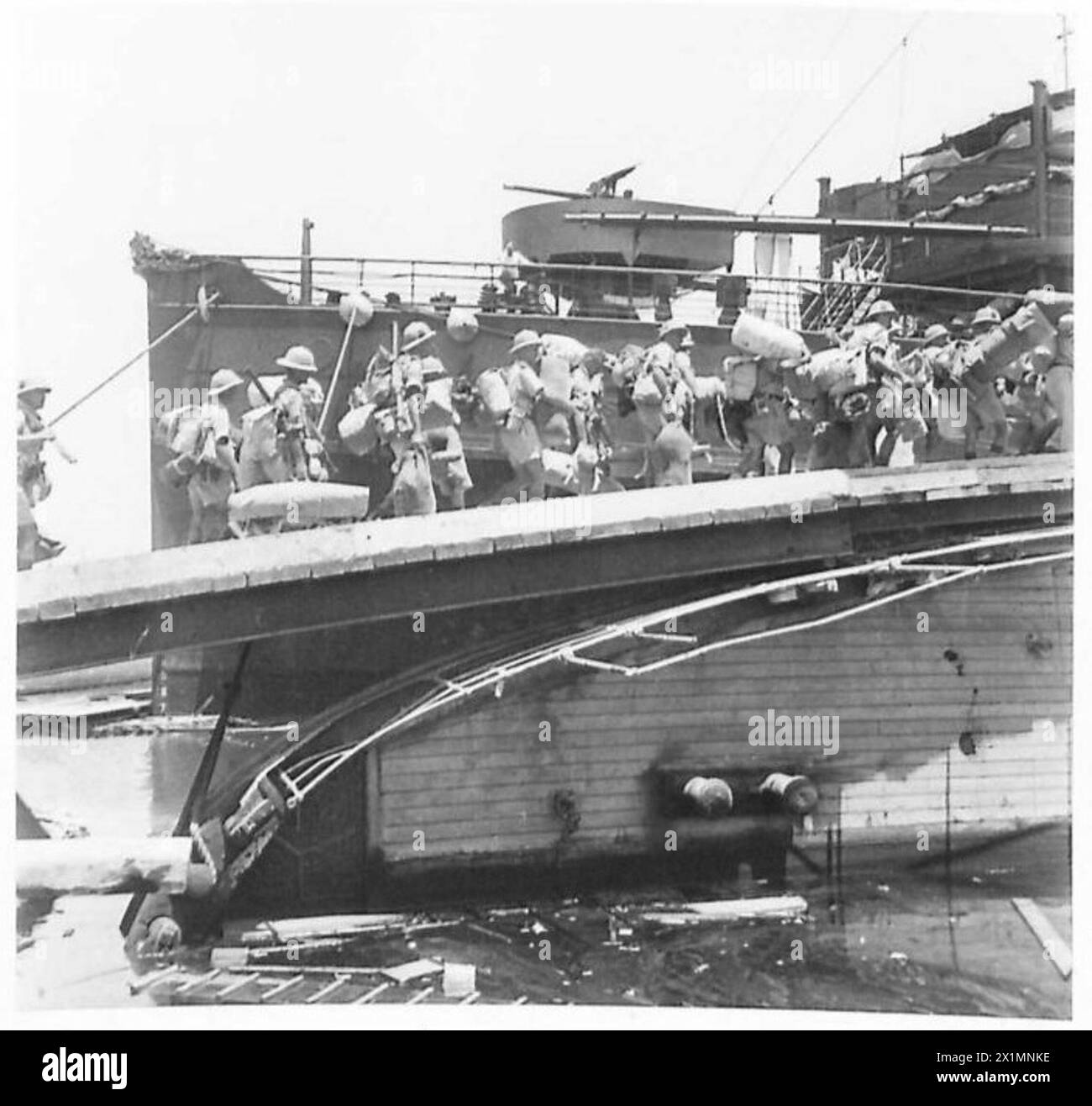 Le truppe si imbarcarono a Tripoli su un piroscafo dell'asse distrutto riutilizzato come punto di atterraggio dai British Engineers, British Army. Foto Stock