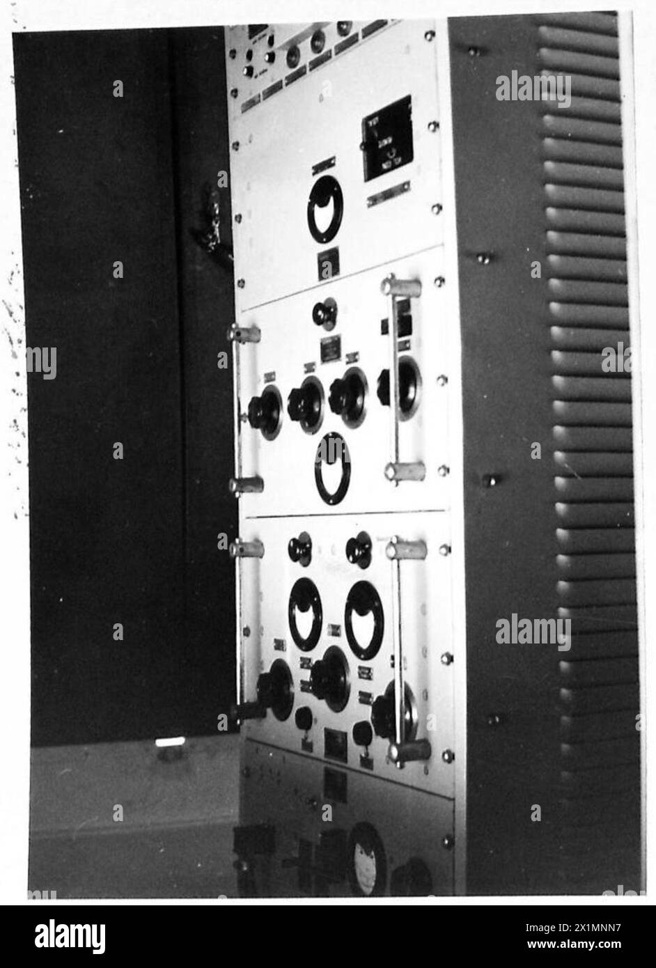 Pannello frontale dell'equipaggiamento V.H.F. (Very High Frequency) utilizzato dalla 79th Armoured Division dell'esercito britannico. Foto Stock