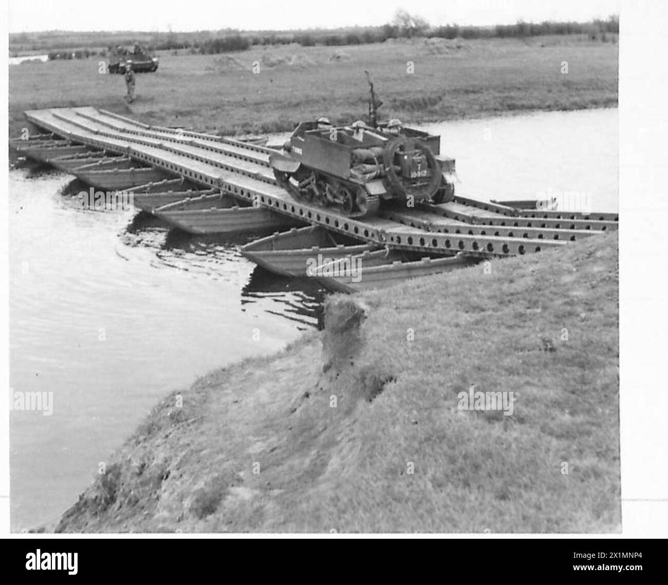 Illustrazione di un cannone Bren trasportato attraverso un ponte di barche, dimostrando tecniche di collegamento rapido e supporto della fanteria nelle operazioni militari. Foto Stock