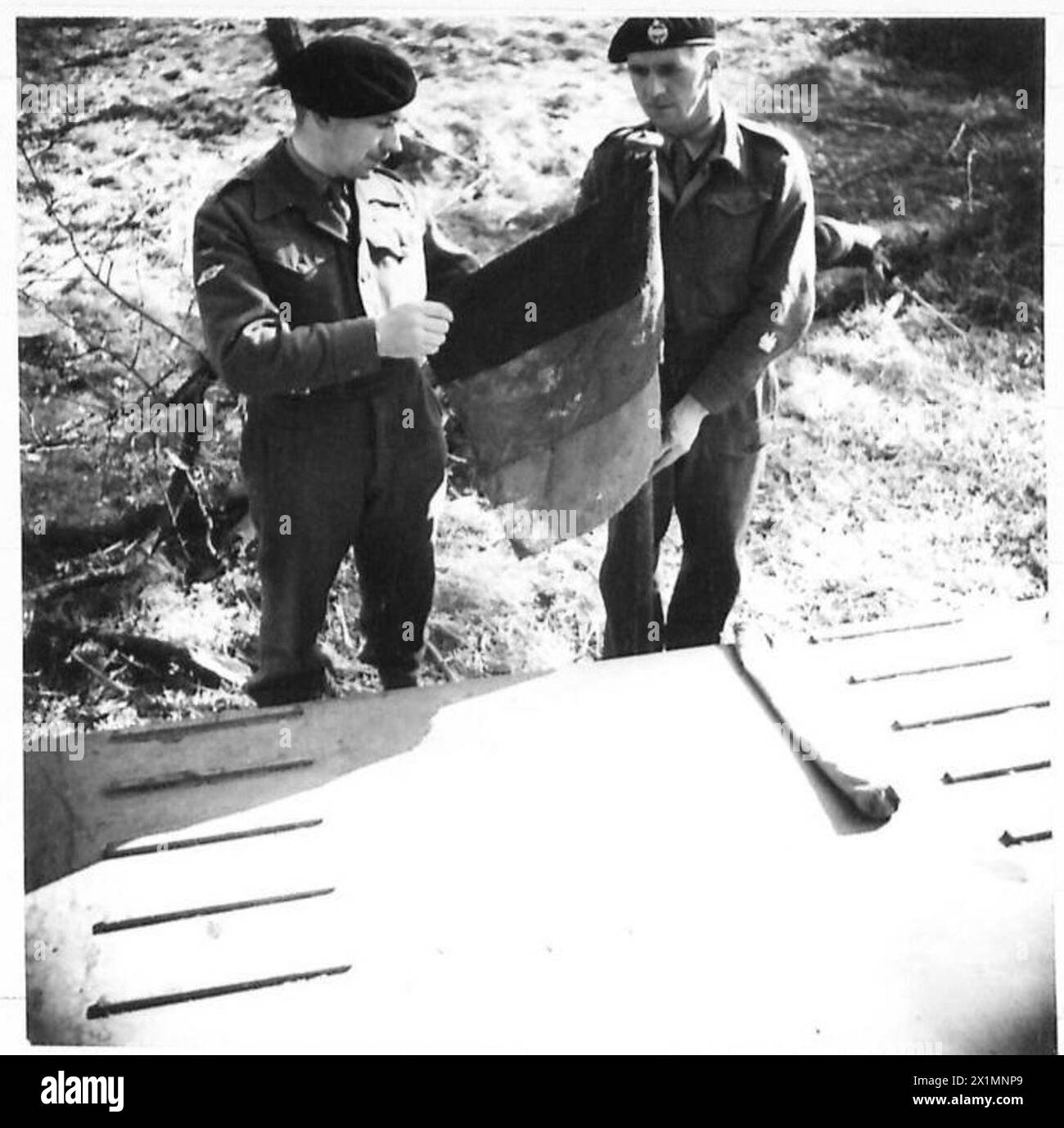 Il tenente colonnello Jolly dispiega la bandiera britannica, accompagnata dall'RSM Halstead di Rochdale, segnando la prima traversata britannica del Reno in due guerre, con il 21st Army Group. Foto Stock
