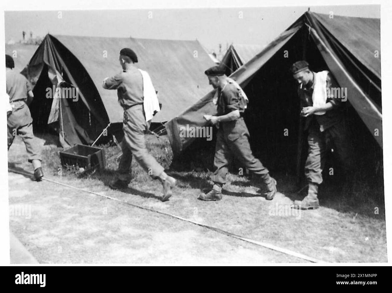 (8) CAMPO DI RIPOSO DEL CORPO - la prima cosa è un bagno e un bucato pulito; uscire dalla tenda per un bagno caldo, British Army, 21st Army Group Foto Stock