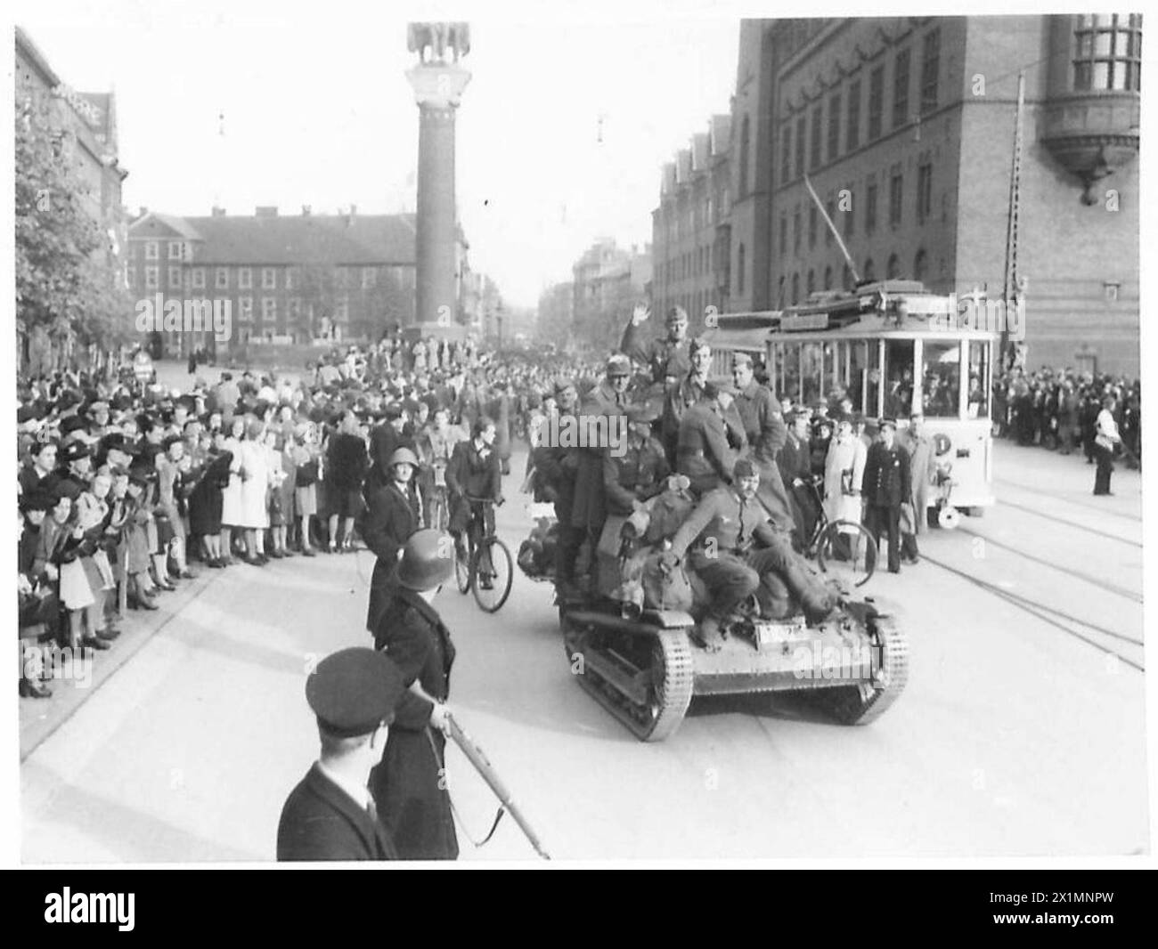 Le truppe tedesche e le donne delle loro forze armate tornano in Germania attraverso la piazza del Municipio di Copenaghen utilizzando carri armati di midget, biciclette, veicoli trainati da cavalli e camminando, esercito britannico, 21st Army Group. Foto Stock
