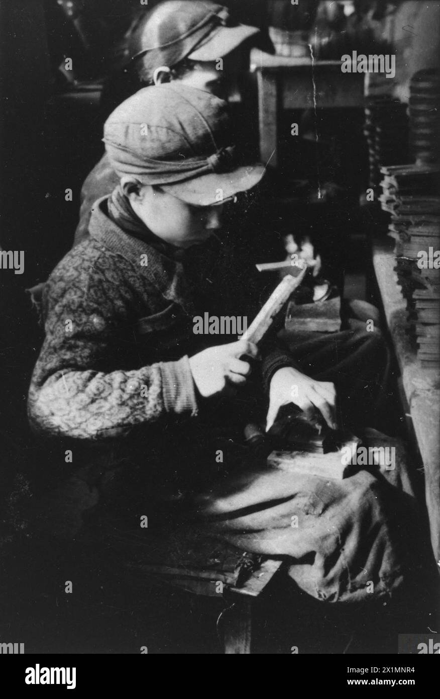 OCCUPAZIONE TEDESCA DELLA POLONIA, 1941-1945 - lavoratori minorenni che lavorano in una fabbrica nel ghetto di Łódź, Foto Stock