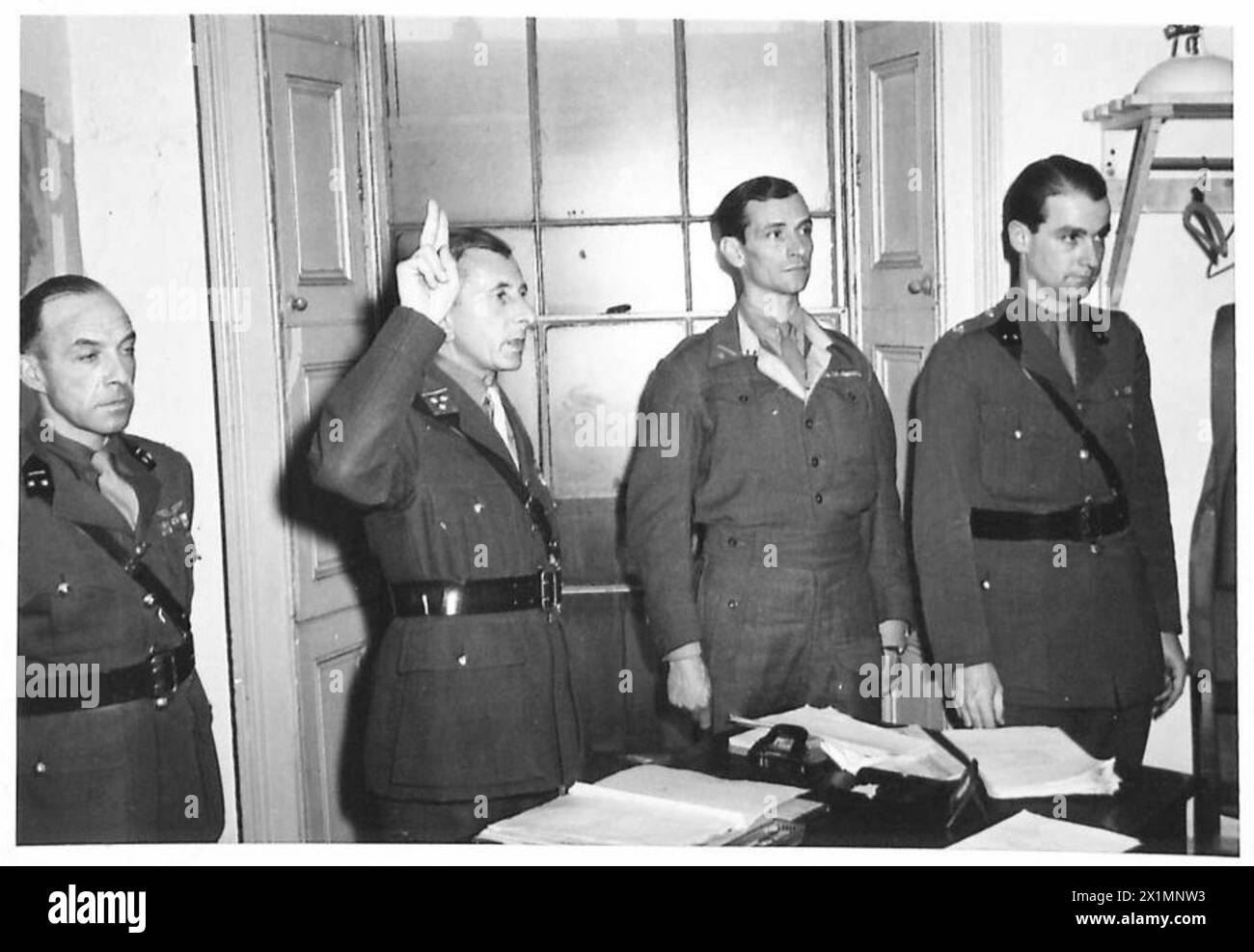 I cadetti del Royal Netherlands Army ricevono commissioni mentre il colonnello legge il giuramento, che i cadetti ripetono, illustrando le procedure di messa in servizio militare nell'esercito britannico. Foto Stock