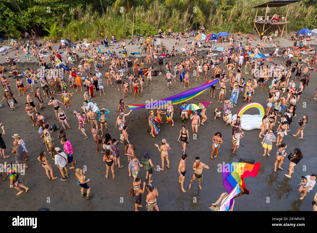 Vista aerea dell'Envision Festival sulla spiaggia della Costa Rica, bandiera LGTB, ginnastica Foto Stock