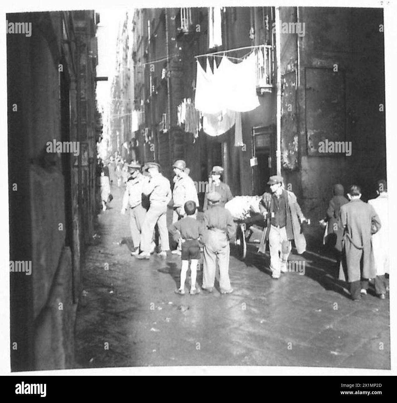 Nella Napoli occupata dagli Alleati, un mercato nero opera negli stretti vicoli della baraccopoli di Pignasecca nei pressi di via Roma. Foto Stock