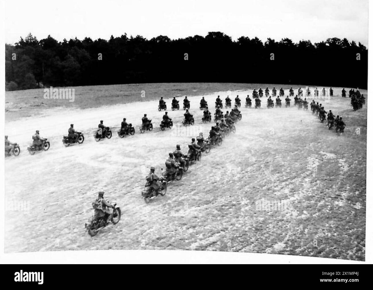 I motociclisti dell'esercito britannico hanno partecipato a una dimostrazione di massa in una formazione a "V". Foto Stock