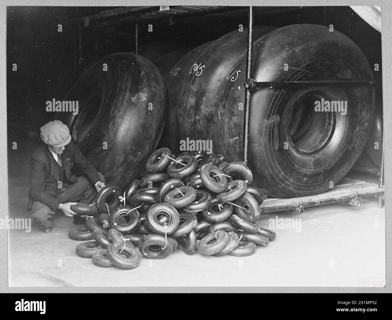 Un’unità di manutenzione della RAF nel 1943 che espone un assortimento di pneumatici per aeromobili operativi. Foto Stock