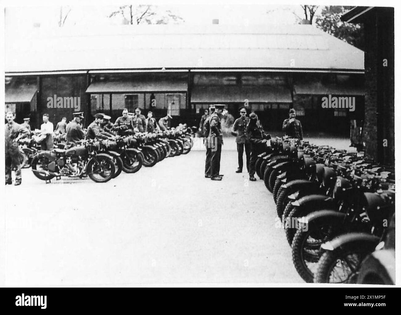 La polizia militare dell'esercito britannico si allena con motociclette ad Aldershot durante le esercitazioni sul campo. Foto Stock