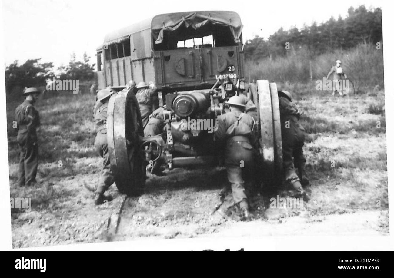 Una batteria di artiglieria media dell'esercito britannico si sposta in posizione durante l'esercizio di servizio attivo in Inghilterra. Foto Stock