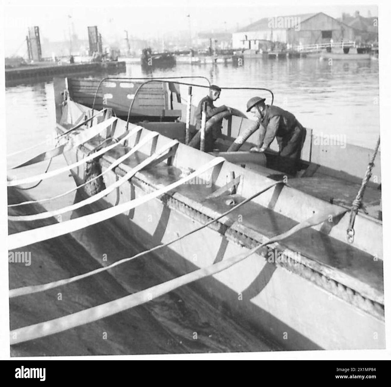 Le mine sono state sgomberate usando un getto d'acqua ad alta pressione con un sistema di galleggiante a pompa che aspira acqua dal mare, British Army. Foto Stock
