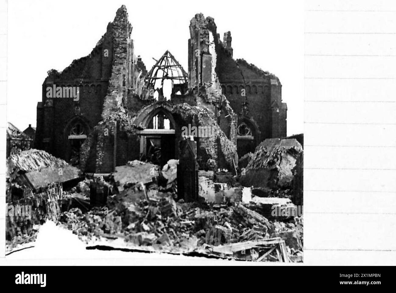 L'esterno della chiesa di Meijel, usata come scarico di munizioni dal nemico, mostra danni causati da aerei Typhoon che trasportano razzi durante le operazioni dell'esercito britannico con il 21st Army Group. Foto Stock