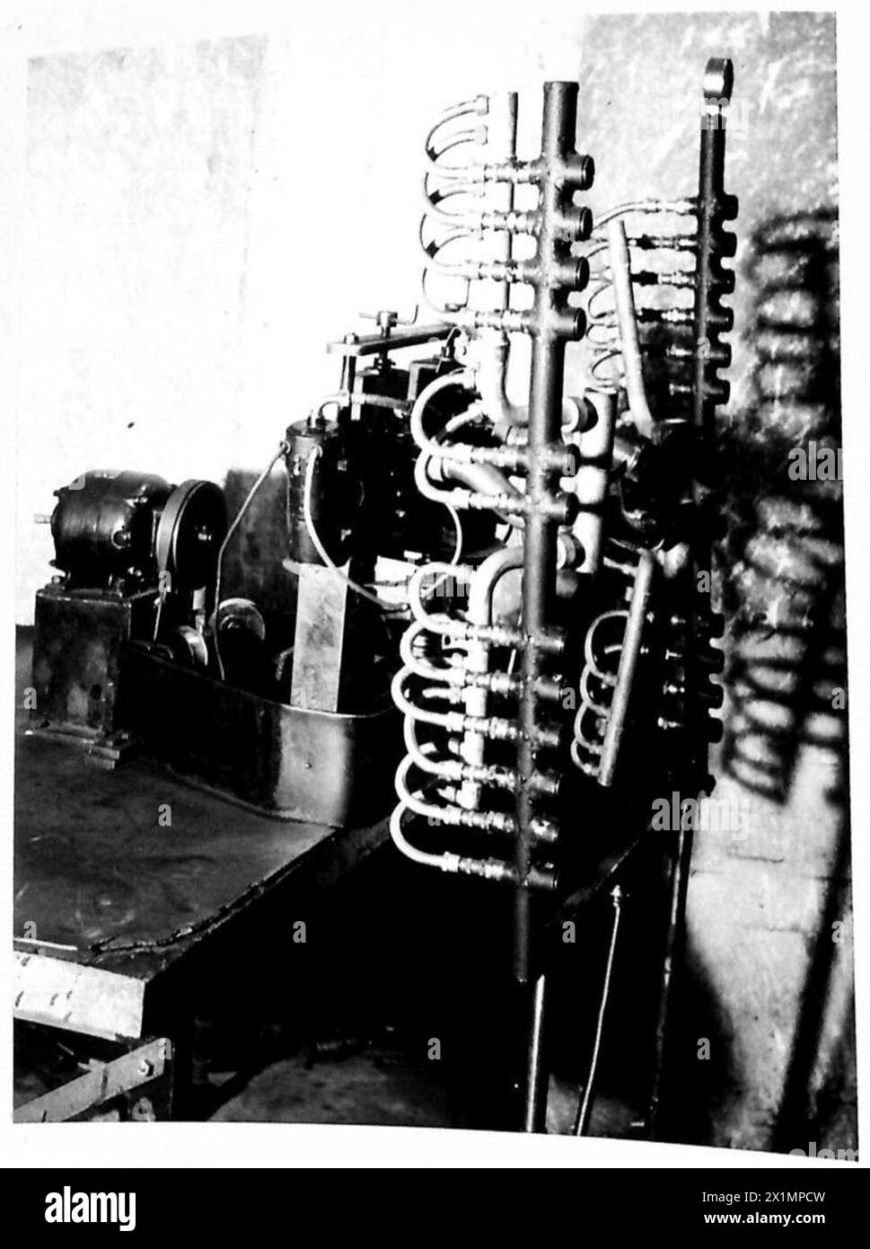 Le officine REME presso Aldershot testano i cablaggi di accensione e gli impianti di distribuzione su veicoli tra cui Meadows e Vauxhall Covenanter (Churchill) sotto la supervisione dell'esercito britannico. Foto Stock