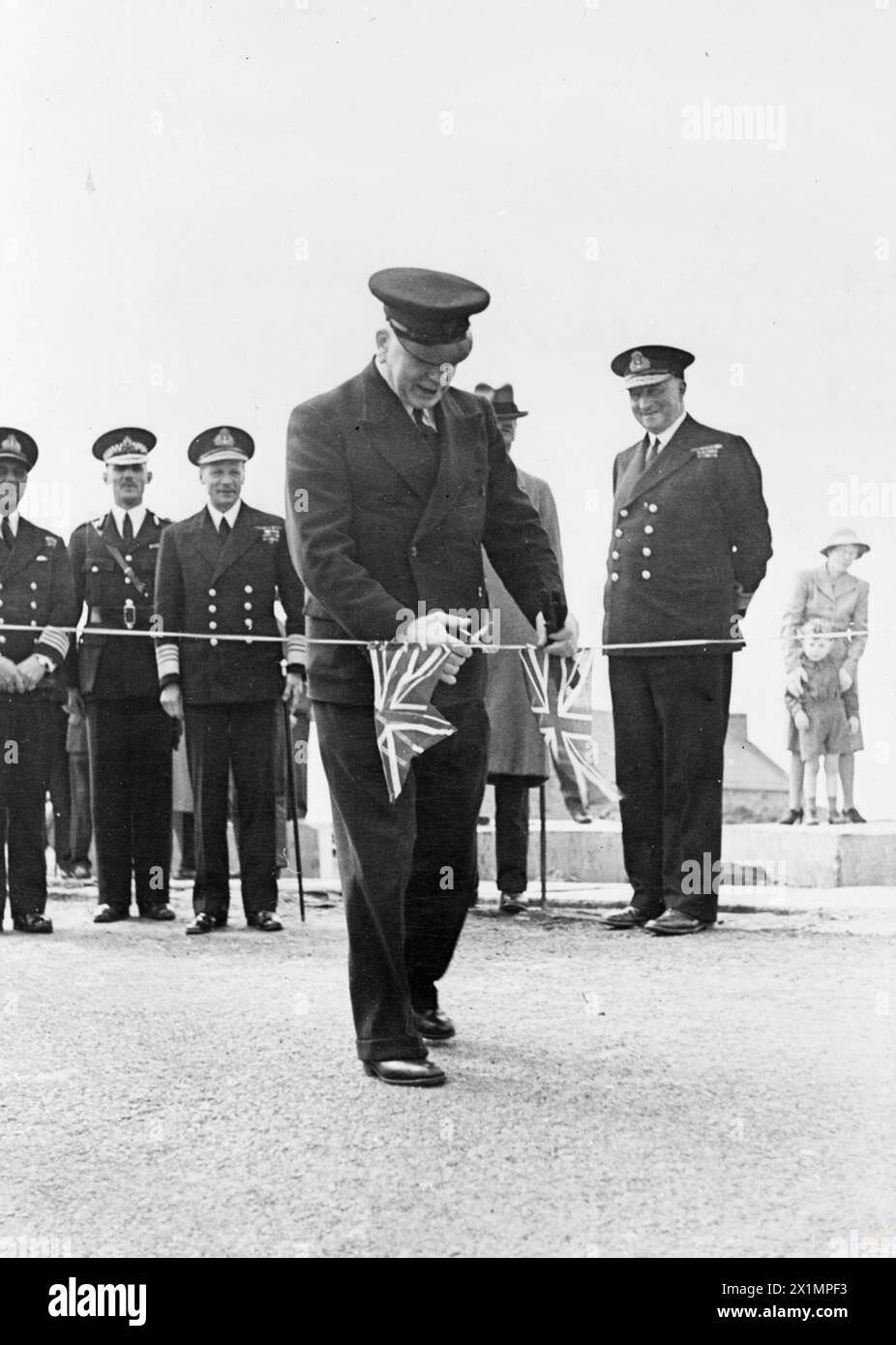 A.V. Alexander, primo Lord dell'Ammiragliato, aprì formalmente strade di barriera sulle strade rialzate a Scapa Flow, nelle Orcadi, l'11 maggio 1945 per proteggere la flotta dagli attacchi degli U-Boot, chiudendo Kirk Sound, Weddel Sound e Water Sound. Foto Stock
