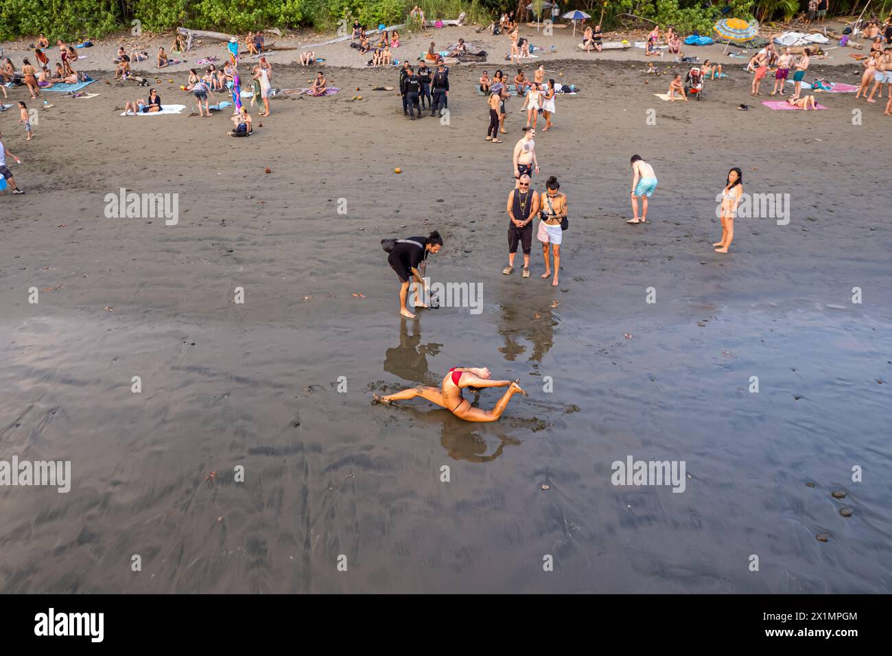 Vista aerea dell'Envision Festival sulla spiaggia della Costa Rica, bandiera LGTB, ginnastica Foto Stock
