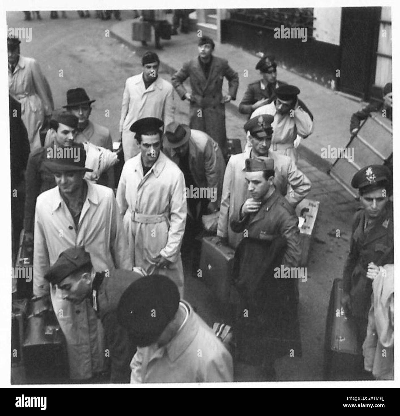 L'OPERAZIONE TORCIA, NOVEMBRE 1942 - prigionieri italiani, sorvegliati dalle truppe americane, che lasciano l'Hotel Angleterre per i moli di Algeri occupati dagli Alleati, 14 novembre 1942, Esercito Italiano, Esercito americano Foto Stock
