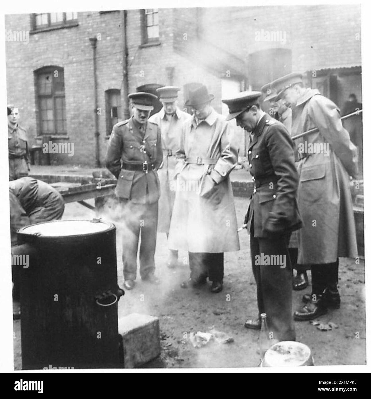 Il Segretario di Stato per la Guerra, il tenente generale Swayne, e gli alti ufficiali ispezionano gli apparecchi di cottura a risparmio di carburante utilizzati dall'esercito britannico. Foto Stock