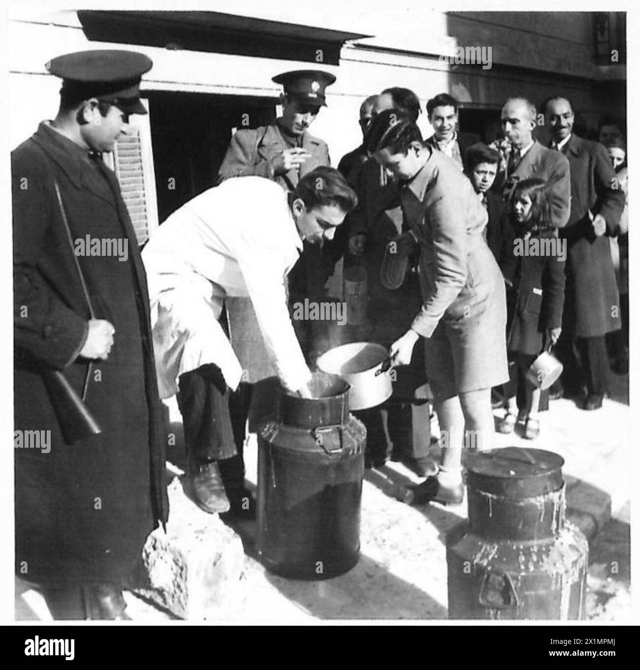 L'ESERCITO BRITANNICO IN NORD AFRICA, SICILIA, ITALIA, BALCANI E AUSTRIA 1942-1946 - servire fuori porta in una cucina per zuppe. Sono necessarie le tessere per la razione, British Army Foto Stock