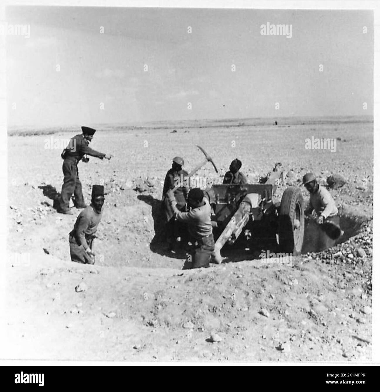 Le truppe francesi libere nell'area di Mechili scavarono in circa un cannone da 75 mm e un cannone anticarro, partecipando alle operazioni difensive sotto la supervisione dell'esercito britannico. Foto Stock