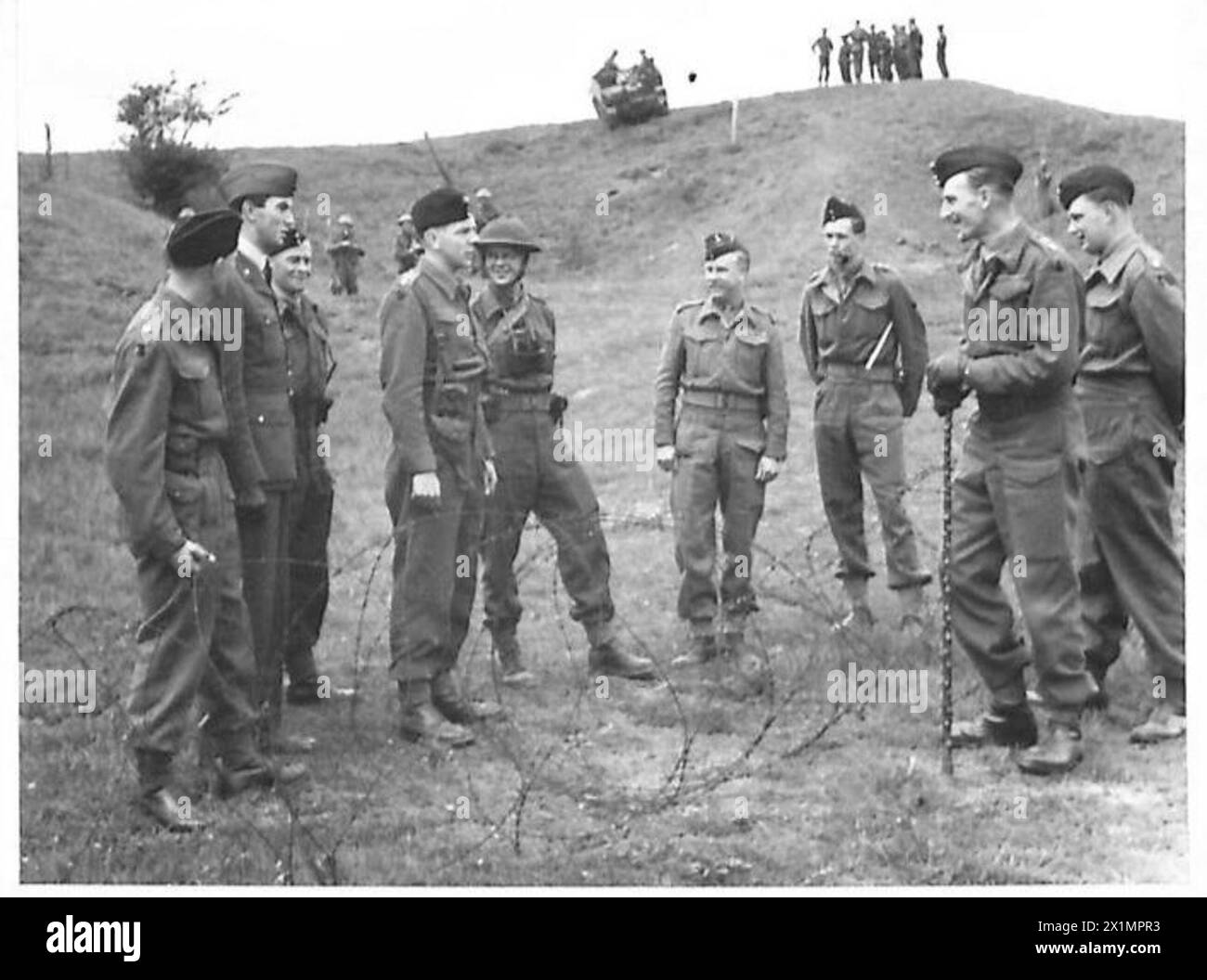 Un GIORNO CON IL ROYAL BERKSHIRE REGIMENT - il C.O. del Reggimento, secondo a destra, con alcuni dei suoi ufficiali, il British Army Foto Stock