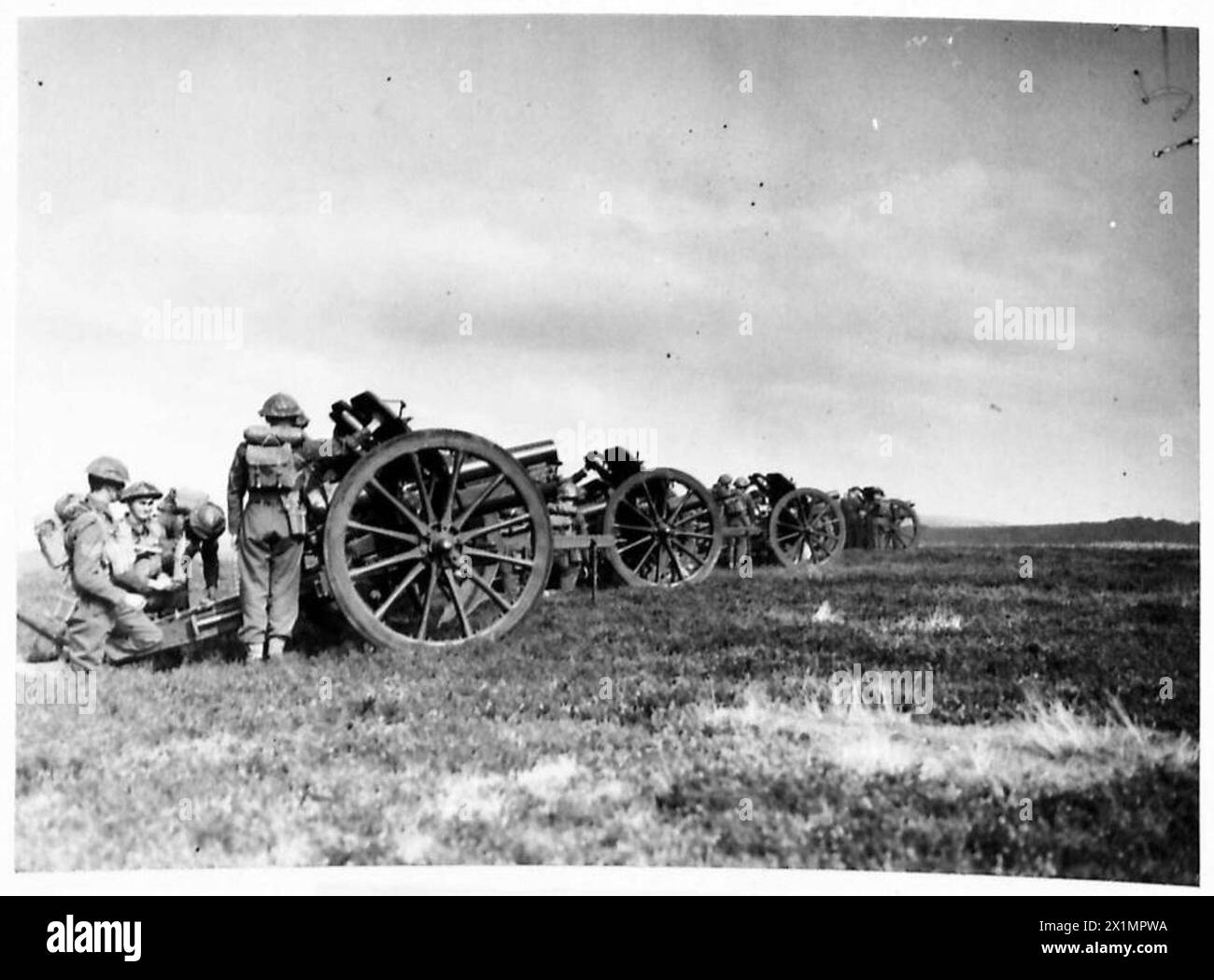Gli obici da 4,5 pollici del 68th Field Regiment, Royal Artillery, sono pronti per il fuoco a Okehampton Ranges durante la visita di Mr. Eden nelle aree di difesa e addestramento, osservate dal personale dell'esercito britannico. Foto Stock