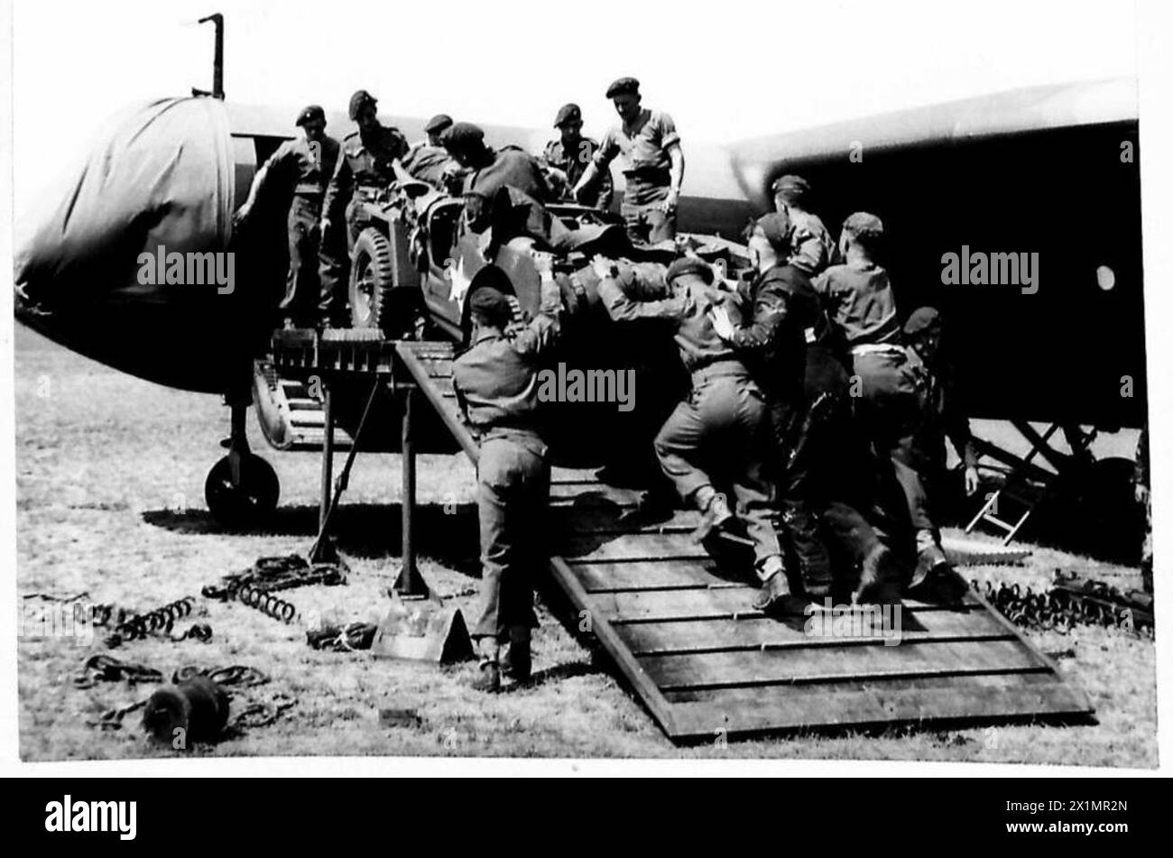 Le forze aviotrasportate si preparano all'invasione caricando alianti Horsa con truppe, jeep e cannoni anticarro da 6 libbre su rampe nelle operazioni della 6th Airborne Division. Foto Stock