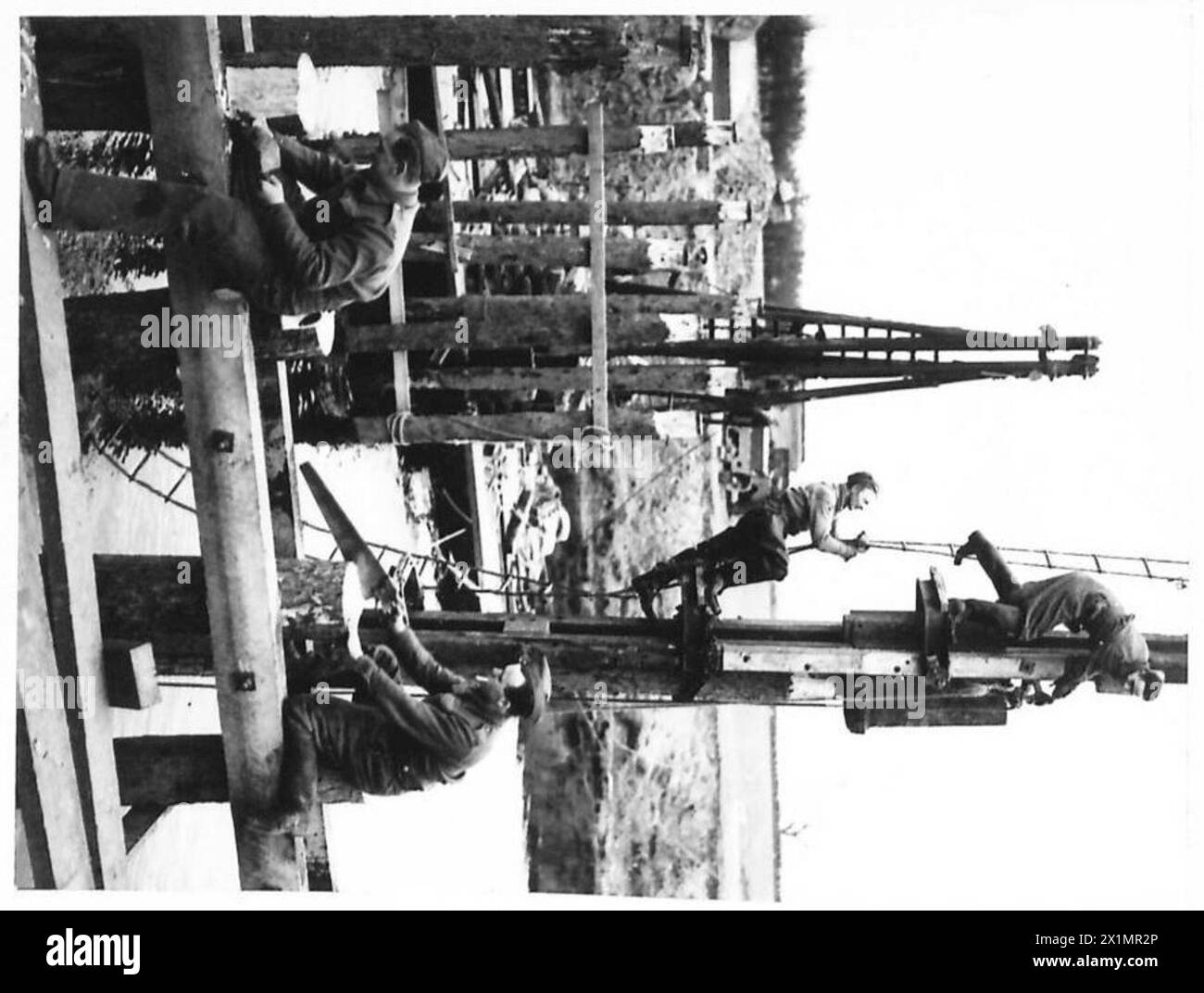 COSTRUZIONE DI PONTI - ingegneri reali al lavoro durante la costruzione del ponte che mostrano i conducenti di pali al lavoro, British Army Foto Stock