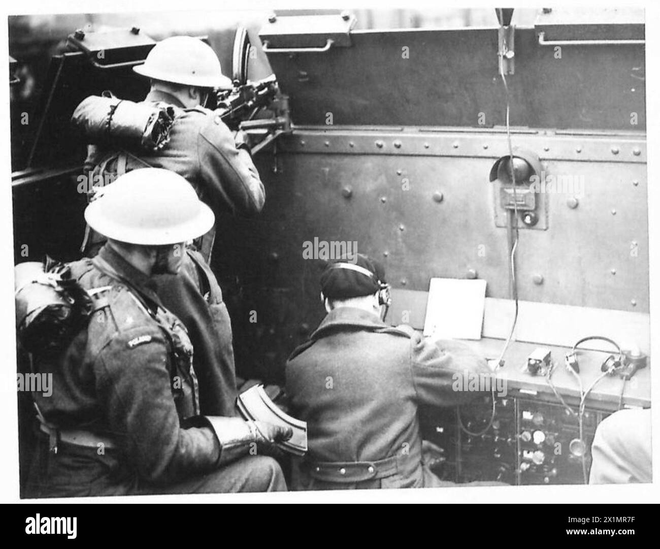 Un operatore wireless e un cannoniere Bren dell'esercito polacco formano un equipaggio a bordo di un treno corazzato durante una sessione di addestramento a Tonbridge il 31 dicembre 1940, con un set radio visibile. Foto Stock