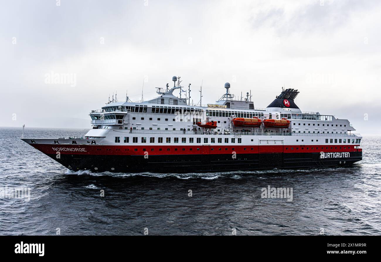 Die MS Nordnorge der Reederei Hurtigruten läuft aus dem Hafen von Trondheim aus. DAS Schiff ist von Kirkenes im Norden nach Bergen unterwegs. (Trondhe Foto Stock