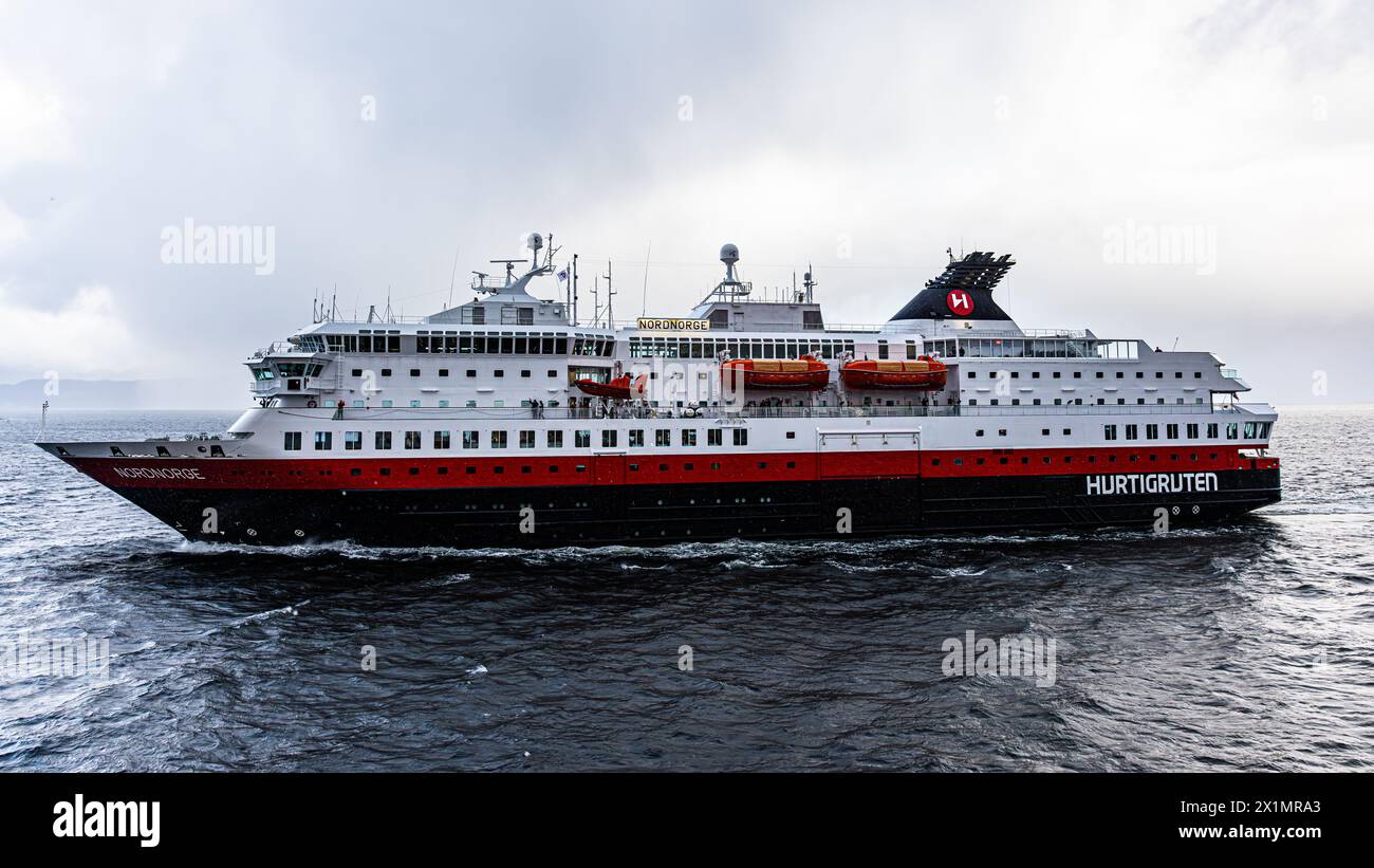 Die MS Nordnorge der Reederei Hurtigruten läuft aus dem Hafen von Trondheim aus. DAS Schiff ist von Kirkenes im Norden nach Bergen unterwegs. (Trondhe Foto Stock