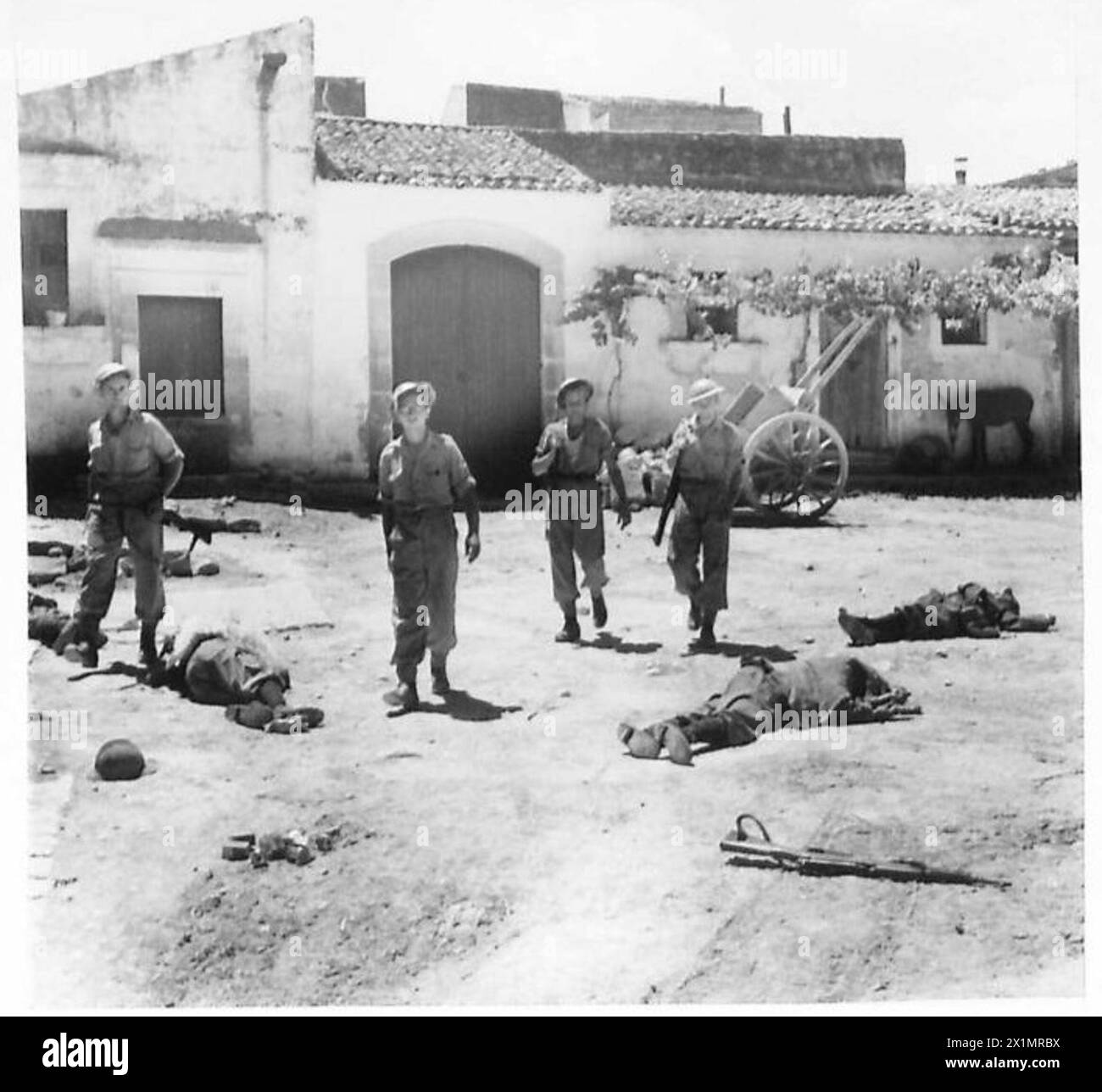 INVASIONE DELLA SICILIA - pattuglie britanniche che passano tra soldati italiani morti ad Avola, British Army Foto Stock