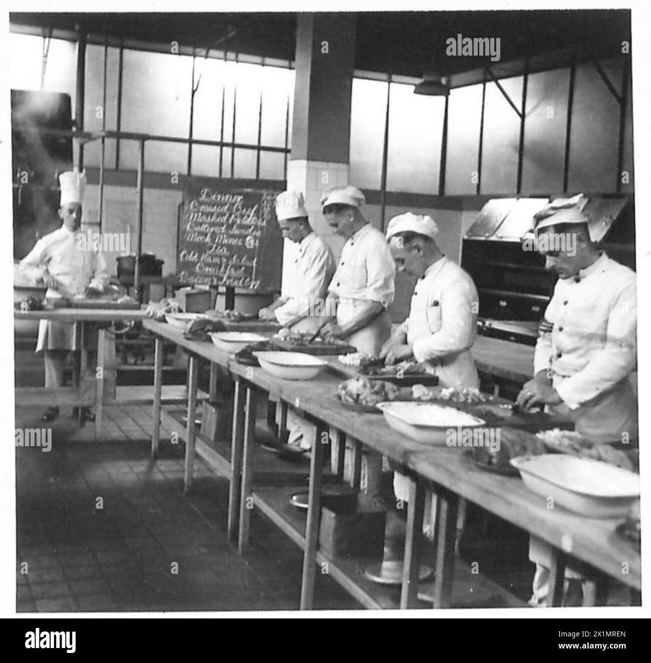 Gli studenti dell'esercito britannico ricevono istruzioni sull'uso delle attrezzature da cucina dell'esercito come parte dell'addestramento nelle cucine da campo. Foto Stock