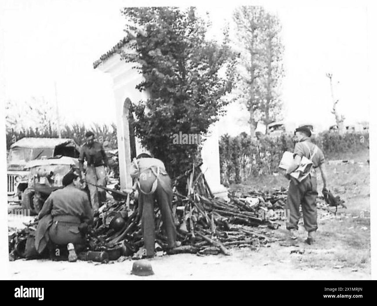 OTTAVA ARMATA : I PRIGIONIERI TEDESCHI ENTRANO - pile di armi disposte dai tedeschi che si arrendono all'Ottava Armata, British Army Foto Stock