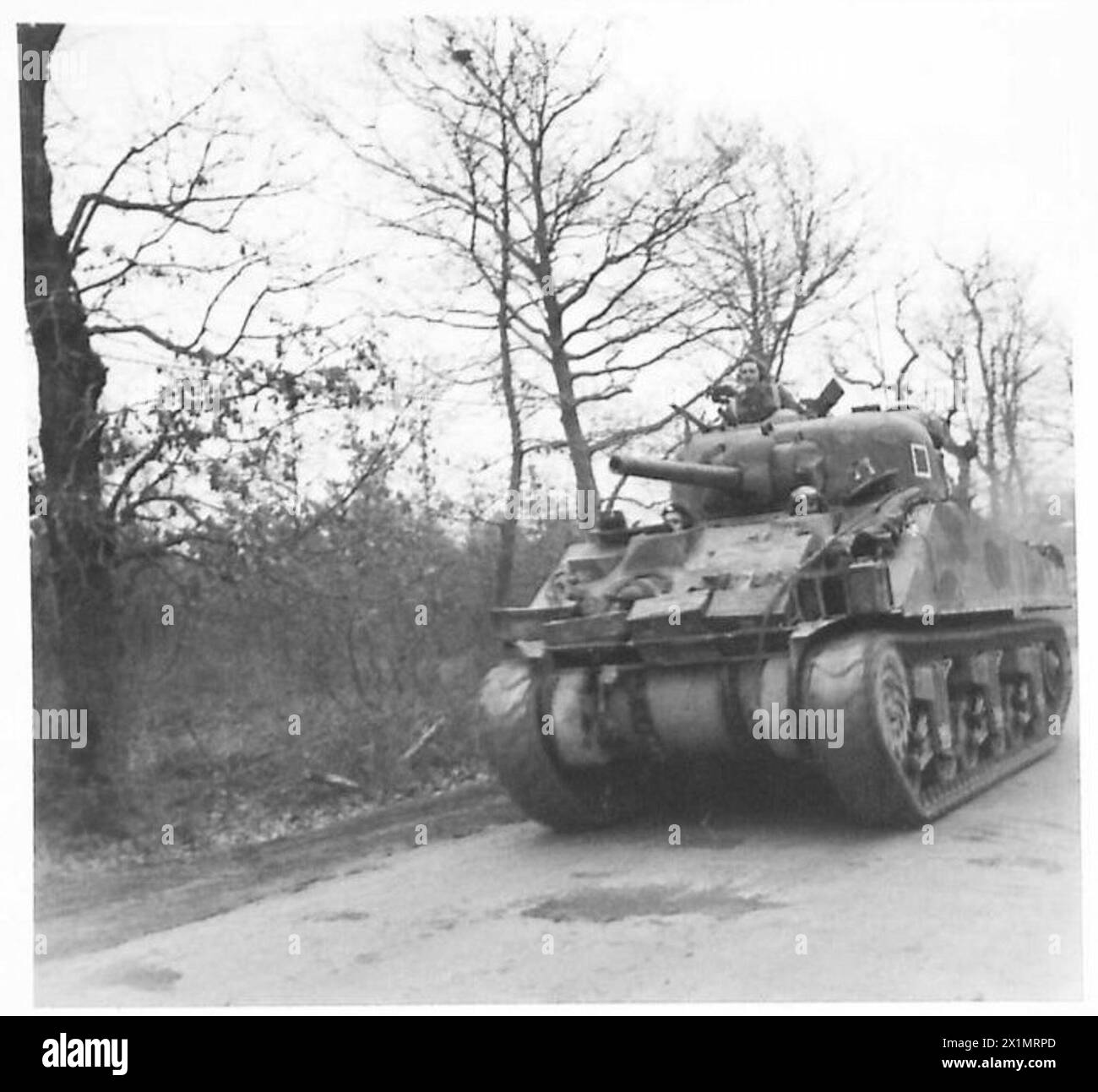 Un carro armato Sherman di Uno Squadrone, 46 R.T.R., si muove in azione durante lo sbarco alleato a sud di Roma, in Italia, sotto il comando dell'esercito britannico. Foto Stock
