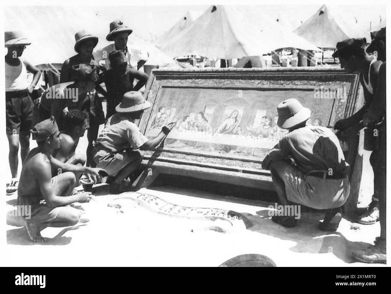 Due prigionieri di guerra creano un dipinto dell'ultima cena come parte delle attività artistiche in un campo di prigionia, documentato dall'esercito britannico. Foto Stock