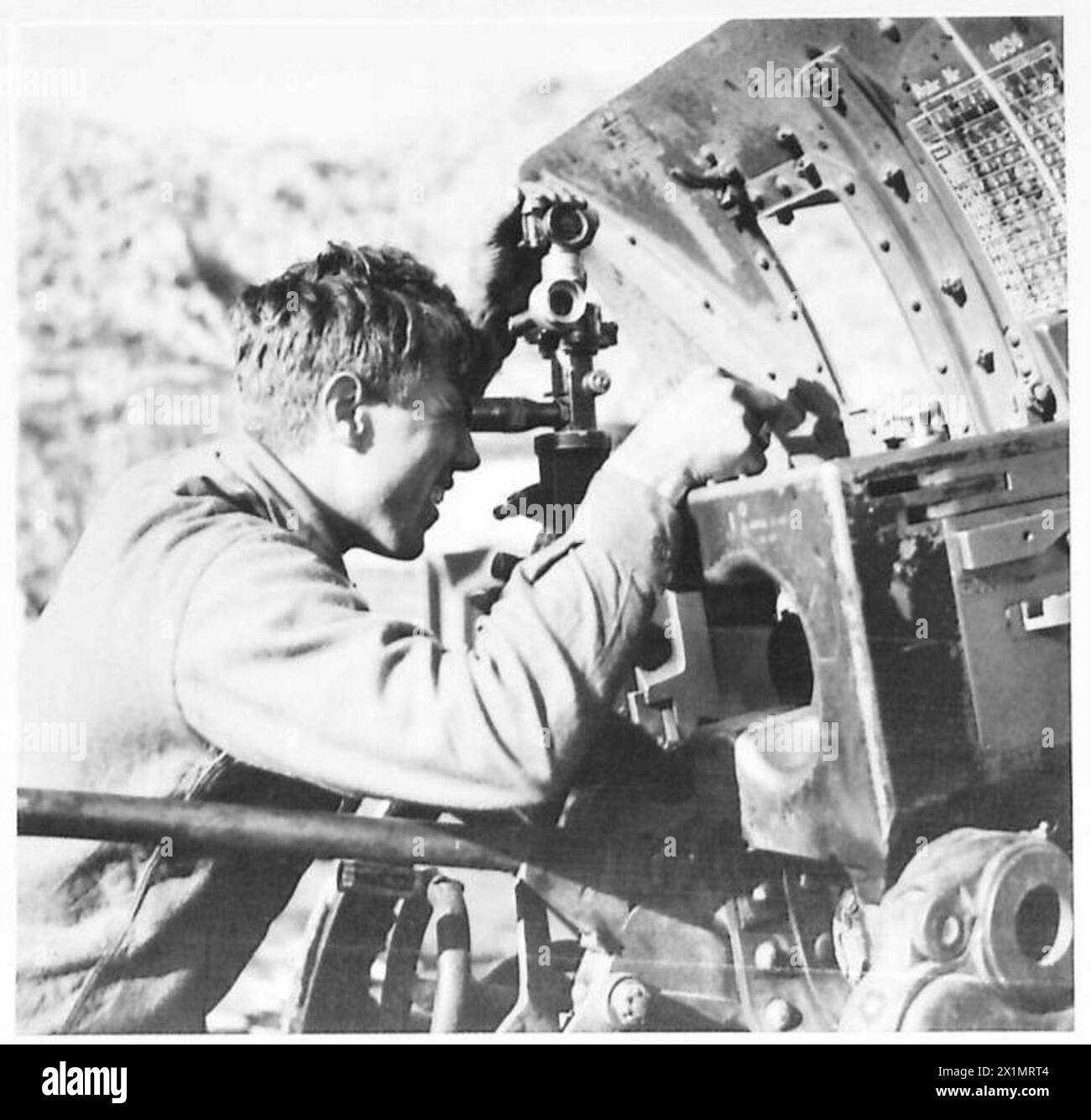 Lance Bombardier Potter, MM, di Bootheton, Manchester, che funge da montatore con la Field Battery, Royal Artillery, testa e regola la visuale di un cannone da 105 mm, British Army. Foto Stock