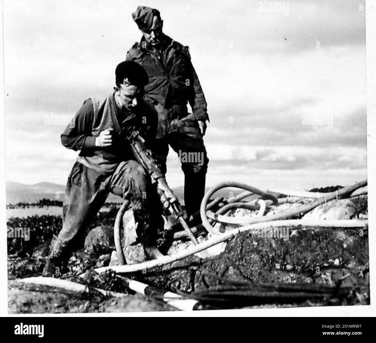 I soldati perforano la roccia in un sito S.P. per prepararsi al posizionamento esplosivo come parte di un incarico speciale condotto da D.TN., British Army. Foto Stock