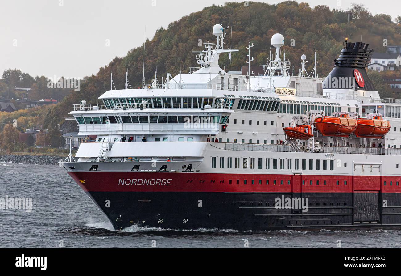 Die MS Nordnorge der Reederei Hurtigruten läuft aus dem Hafen von Trondheim aus. DAS Schiff ist von Kirkenes im Norden nach Bergen unterwegs. (Trondhe Foto Stock