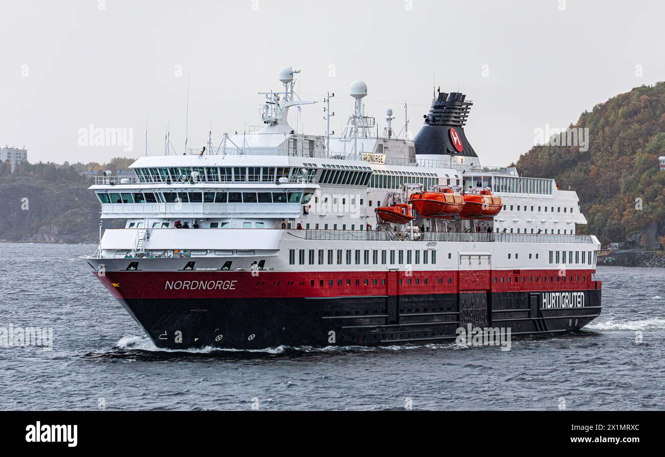 Die MS Nordnorge der Reederei Hurtigruten läuft aus dem Hafen von Trondheim aus. DAS Schiff ist von Kirkenes im Norden nach Bergen unterwegs. (Trondhe Foto Stock